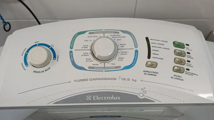 Mesa 6 lugares, freezer, frigobar e maq lavar roupas
