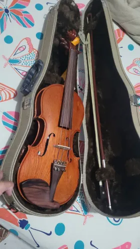 Vende-se violino marca Roma novo