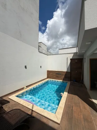 ALUGA-SE casa semi-mobiliada com piscina
