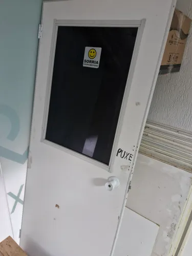 PORTA DIVISÓRIA COM VIDRO