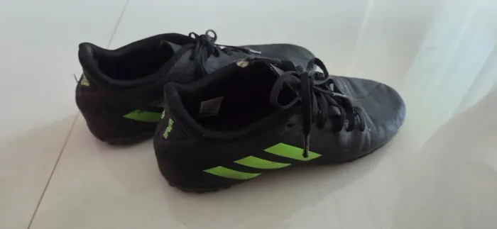 Chuteira Adidas society 