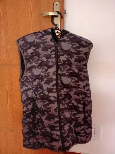 Colete camuflado com capuz