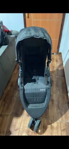 Carrinho de bebê com bebê conforto