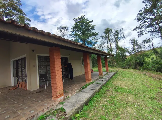 Vendo sintio de 22 mil metros, tem uma casa sede e 2 pra caseiro toda documentada 