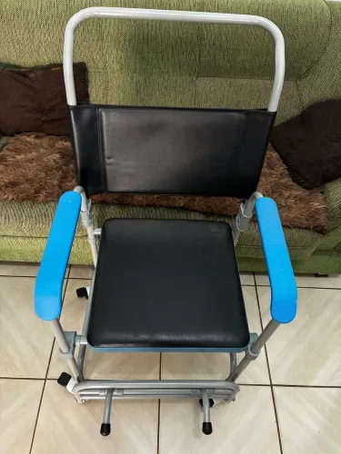 Cadeira de banho multiuso, desmontável e travas nas rodas
