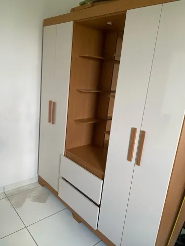 guarda roupa 4 portas e com espelho