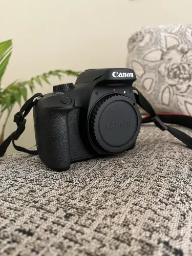 Canon EOS Rebel Kit T100 com lente 18-55mm III DSLR cor preto