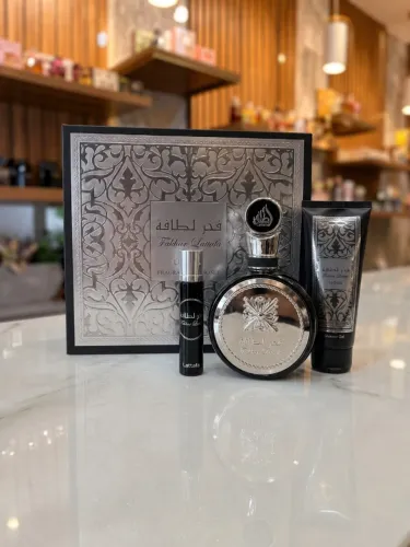 Kit Lattafa Fakhar Black EDP 100ml + Pefume Portátil 12ml + Shower Gel 100ml