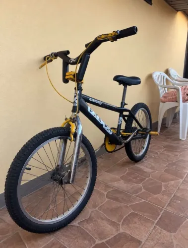 Vendo Baike BMX aro 20 PRO-X<br>Valor 400,00 pra hoje eu entrego ela aceito cartão parcelado