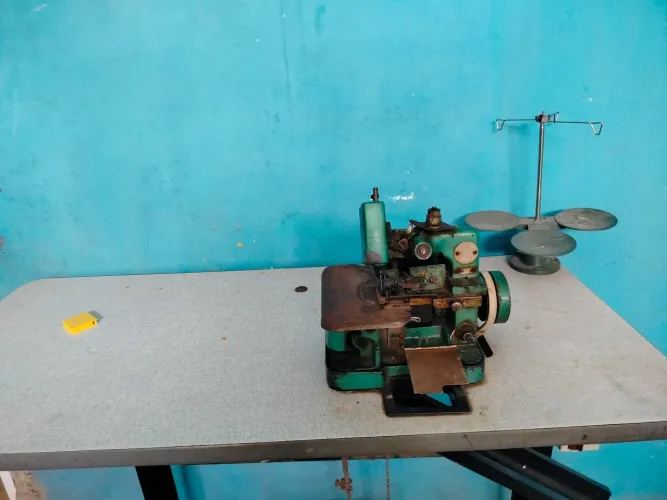 Vendo ou troco máquina de costura, tem conversar no valor