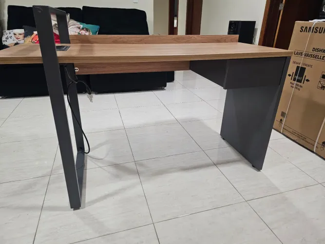 Escrivaninha com filtro de energia