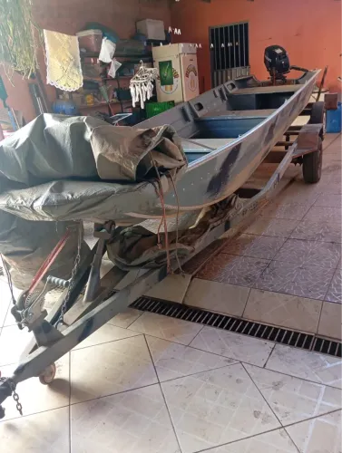 Barco e motor de poupa