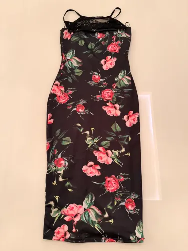 VESTIDO FLORAL PRETO COM RENDA LANÇA PERFUME