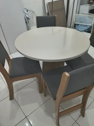 Mesa de jantar com 4 cadeira