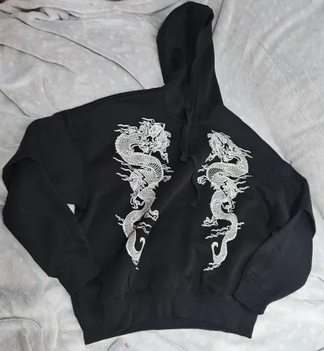 Moletom Boxv Em Fleece Com Estampa De Dragão E Manga Sobreposta Preto