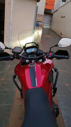 CB 500 X , ano 2020, vermelha. Bem Conservada