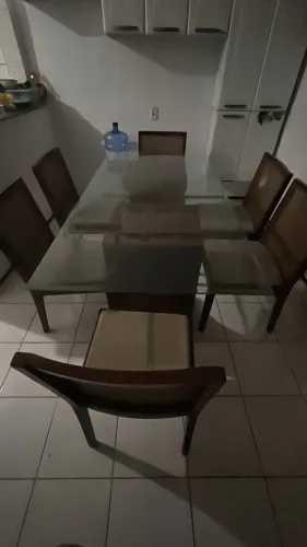 Mesa de vidro com 6 cadeiras