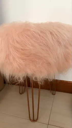 Banqueta Puff Pelúcia Rosa com Pés Hairpin de Metal