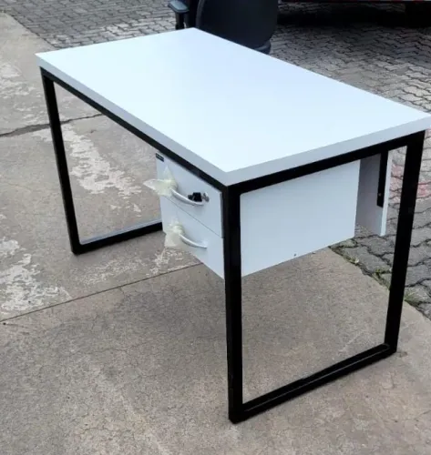 mesa com pé em metalon com gaveta