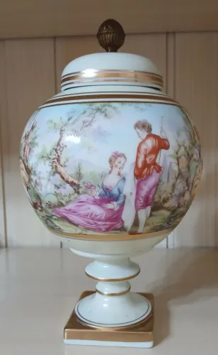 Urna de 130 anos de idade de Porcelana Bávara/ Alemanha de1820 com cenas galantes