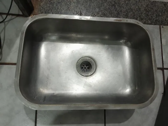 Cuba de pia inox usada.