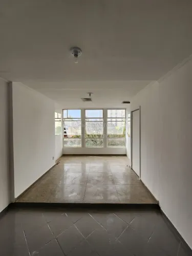 Sala comercial no Centro com portaria.