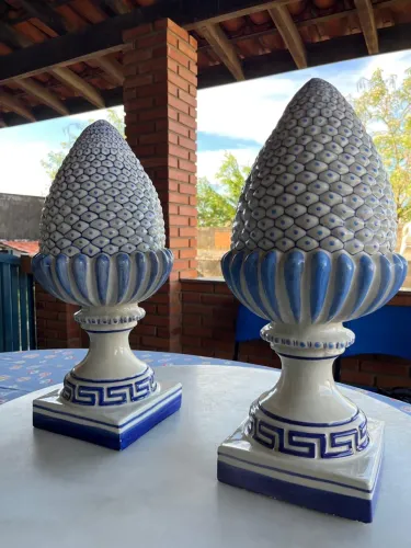 Par de Pinhas Decorativas em Porcelana Portuguesa