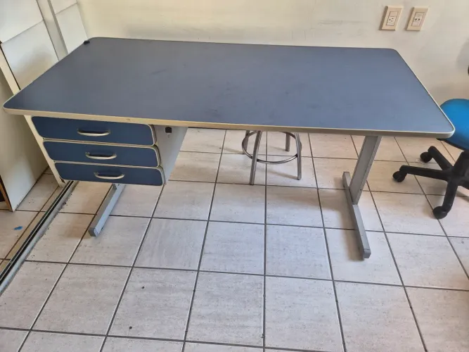Mesa de escritório, com gavetas 1,40 x 0,68 x 0,75 (L x P x A)