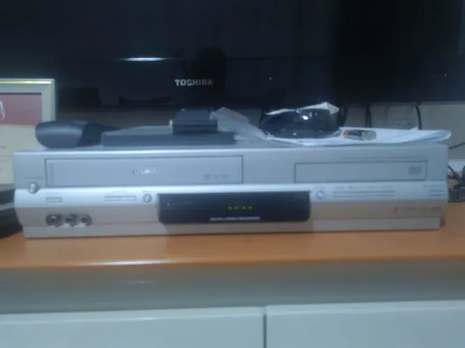 Vídeo cassetete com dvd Toshiba