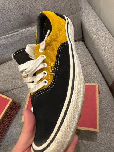  Vans Era Pro com cabedal em veludo cotelê amarelo e sobreposições de camurça preta.