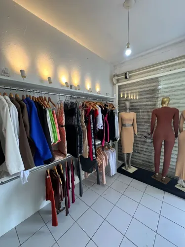 LOJA DE ROUPAS À VENDA - MÓVEIS, MANEQUINS E ESTOQUE DE MARCAS