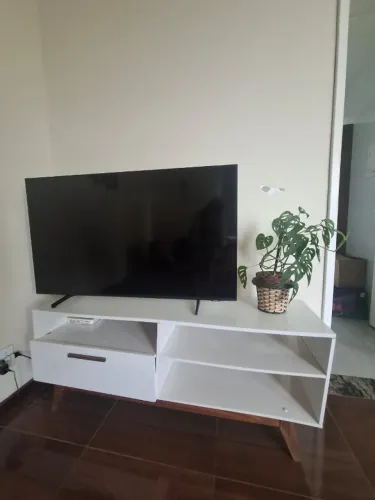 Rack branco para TV com avarias