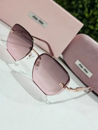 Óculos de sol feminino Miu Miu 