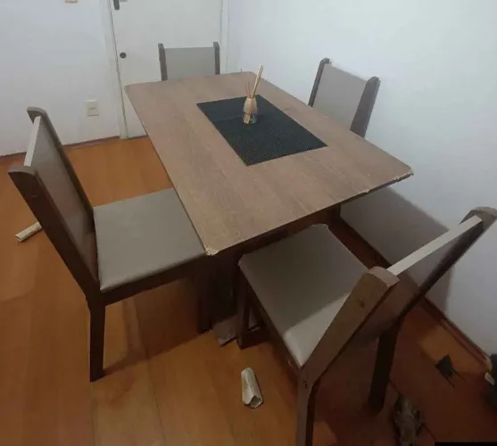 Mesa com 4 cadeiras 