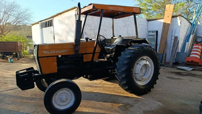 Trator Valmet 785 com carroça e roçadeira