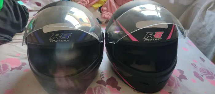 Vendo dois lindos capacetes preto com azul e preto com rosa super reservados