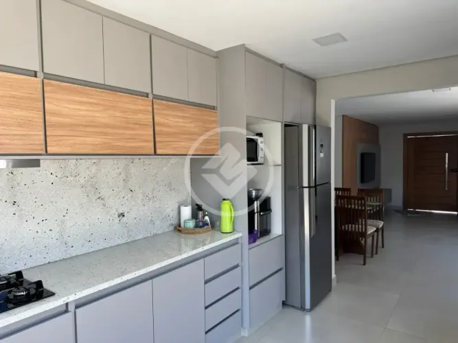 CASA MARAVILHOSA COM 4 QUARTOS, 2 SUITES, AREA GOURMET COMPLETA COM PISCINA APENAS 700 MET