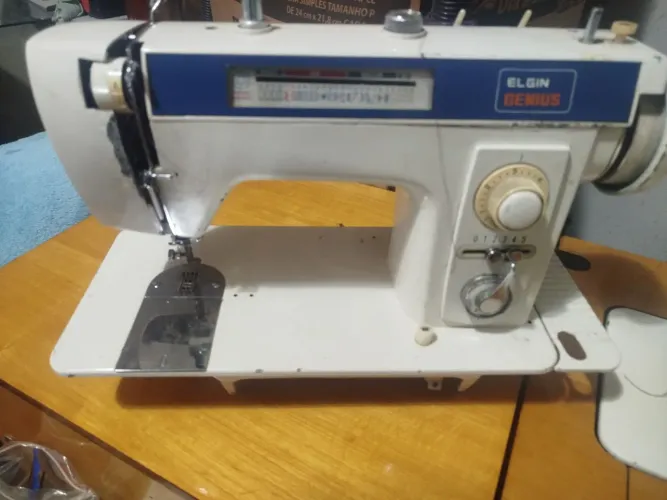 2 máquinas de costura doméstica Elgin