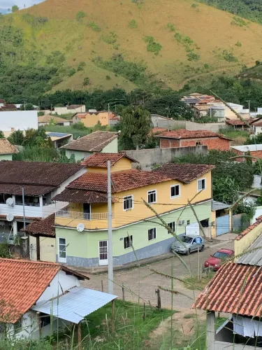 Casa no segundo andar com galpão ao lado