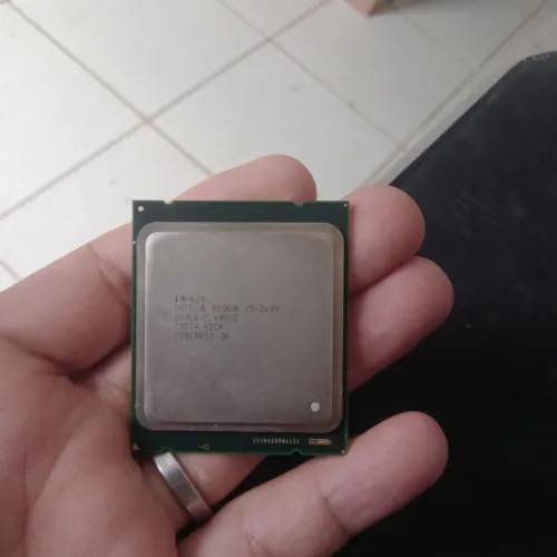 Xeon E5 2620 v2 e E5 2689 - X79