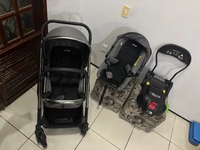 Carrinho de bebê e bebê conforto
