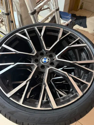 Vende-se pneu completo o jogo de roda da x5 BMW mas pegue outros carros