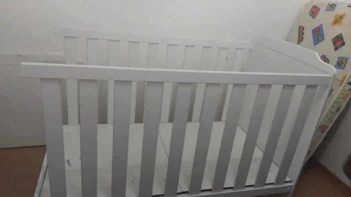 Berço sem colchão+ uma banheira azul 100$ retirar no laranjeiras 