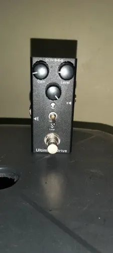Pedais: Overdrive e Drive.