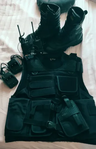 COLETE TÁTICO, BOTA TÁTICA, UM PAR DE RÁDIOS HT COM BASE PARA CARREGAR E FONES!!!