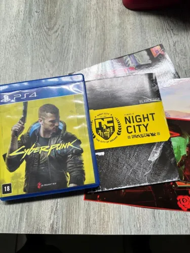 Cyberpunk 2077 PS4 e P25 com mapa físico e os cartões postais