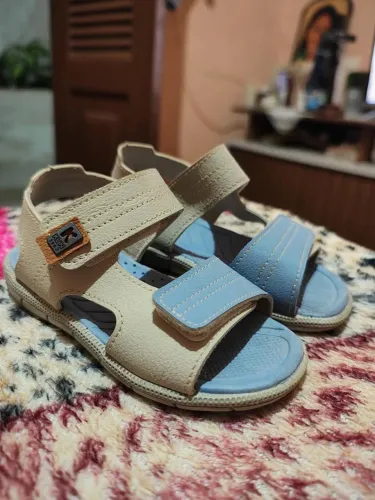 Calçados/Masculino tamanho 24. Três pares por 100,00