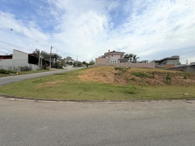 Terreno à Venda no Condomínio Cambarah, Jarinu - 584m² Esquina