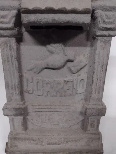 Caixa de correio de ferro amigo.
