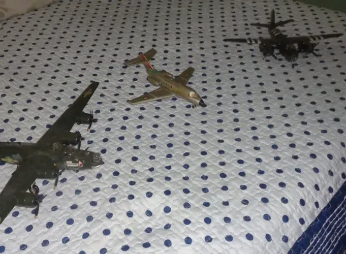 Lote de 3 Kits de Plastimodelos: B-24, B-26 e Jato da RAF